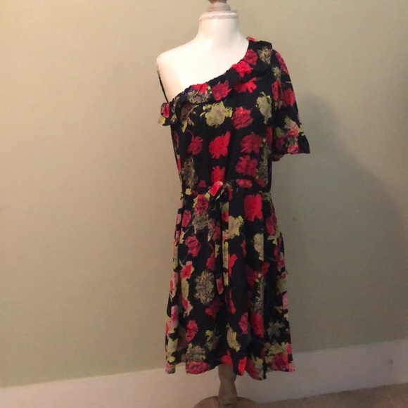 eclair Dresses & Skirts - ❤️NWT Floral off the shoulder dress